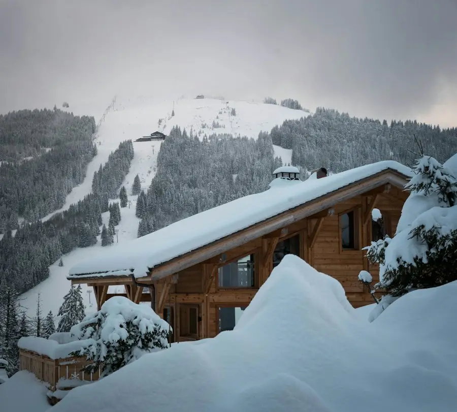 Chalet en bois sous la neige