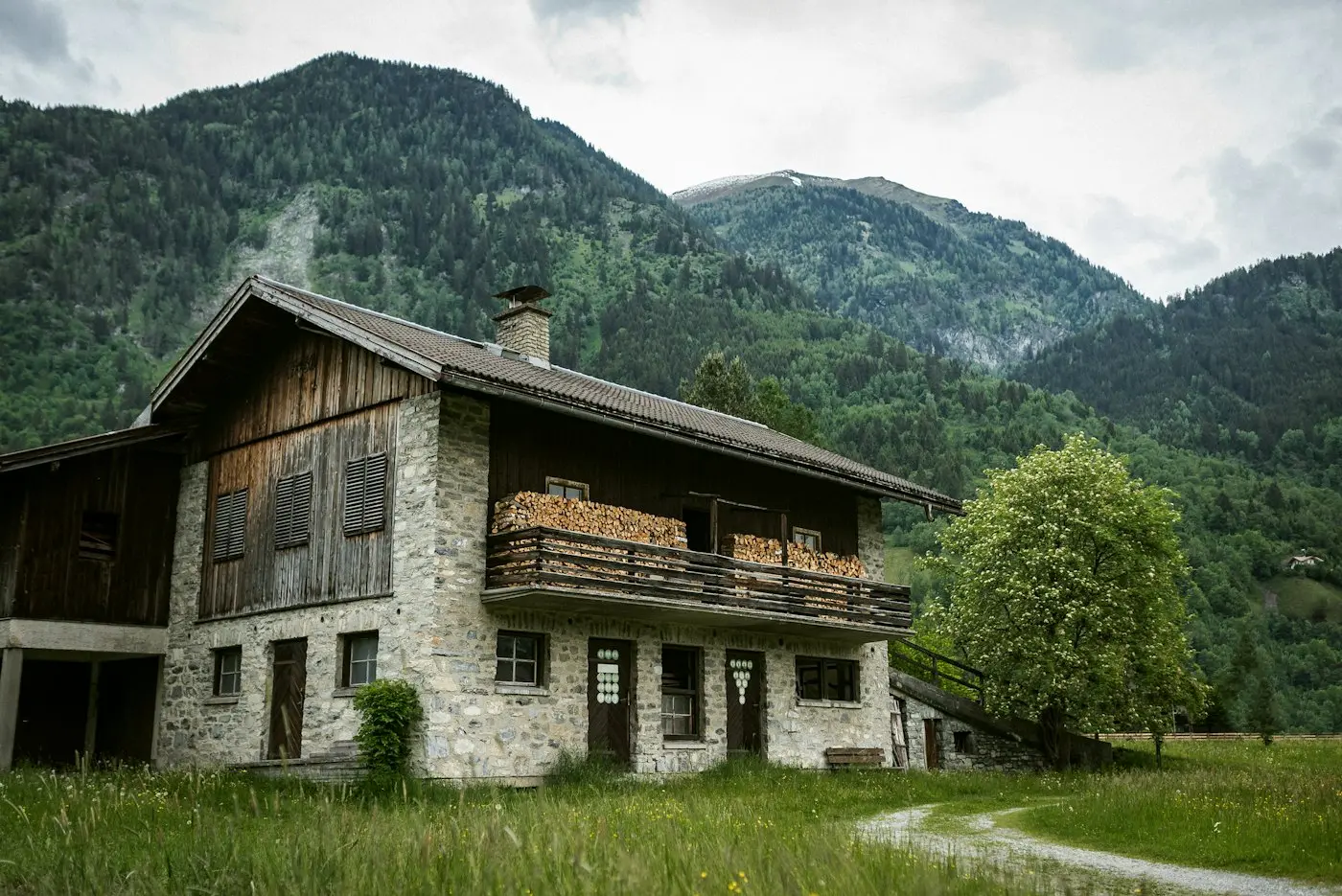 Maison de campagne en pierre et bois